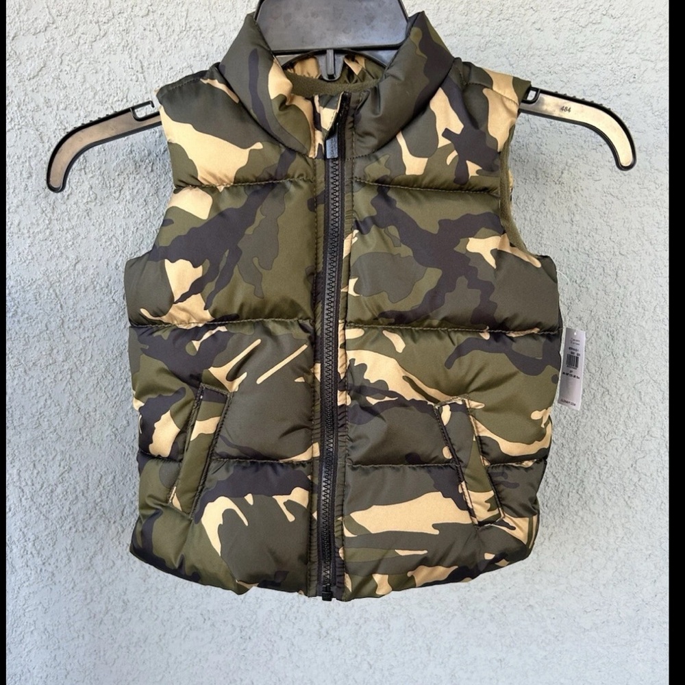 Boy’s Old Navy Camo Sleeveless Pockets Full Zip Puffer Jacket Size 3T